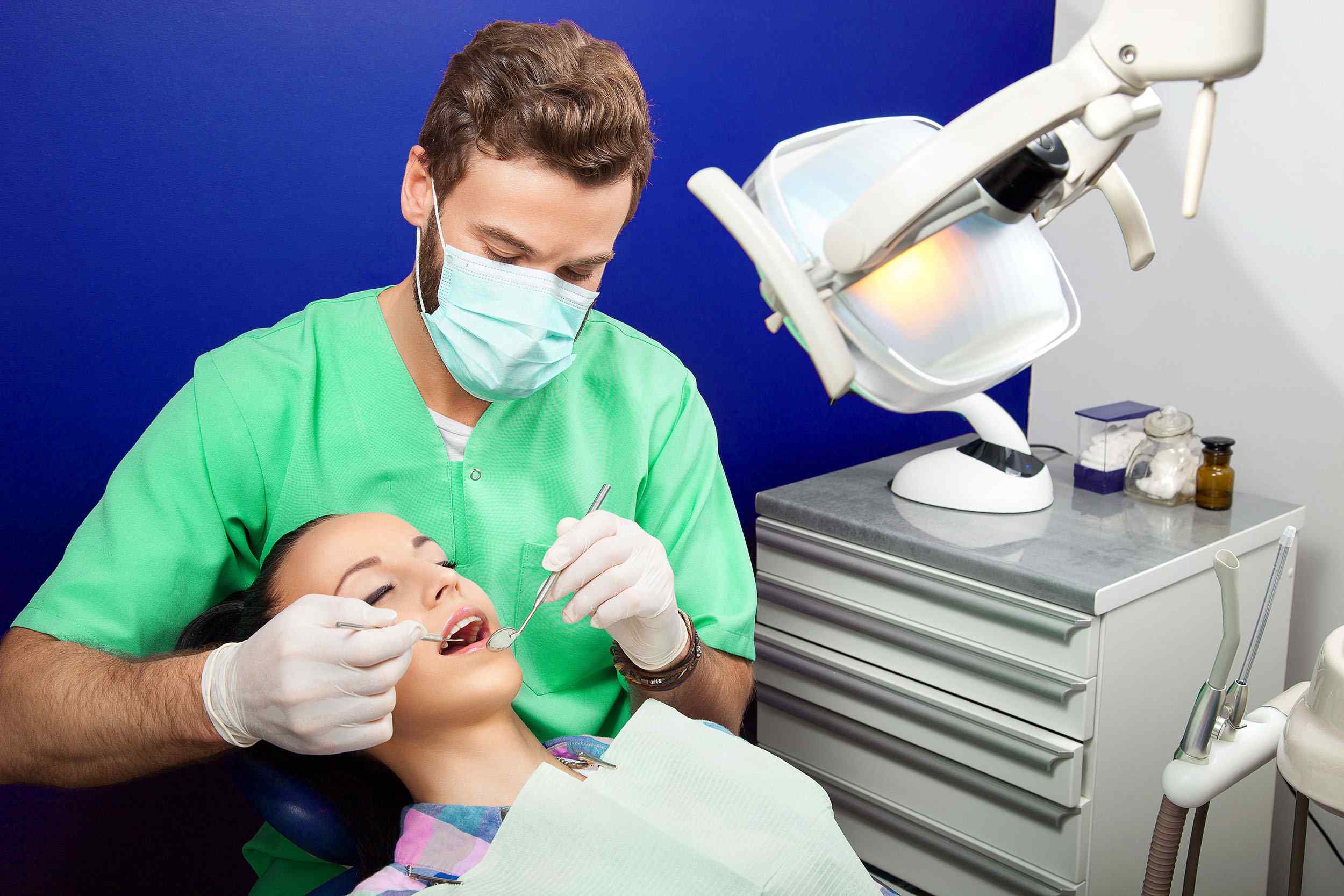 https://topcrayons.com/demos/dentist-1/wp-content/uploads/2020/02/img-doctor.jpg
